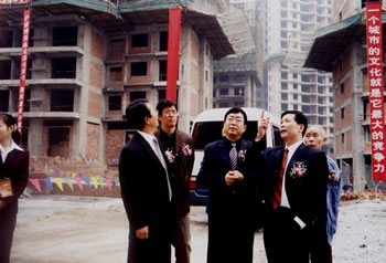 余秋雨参观上海城工地（2005年）  1.jpg